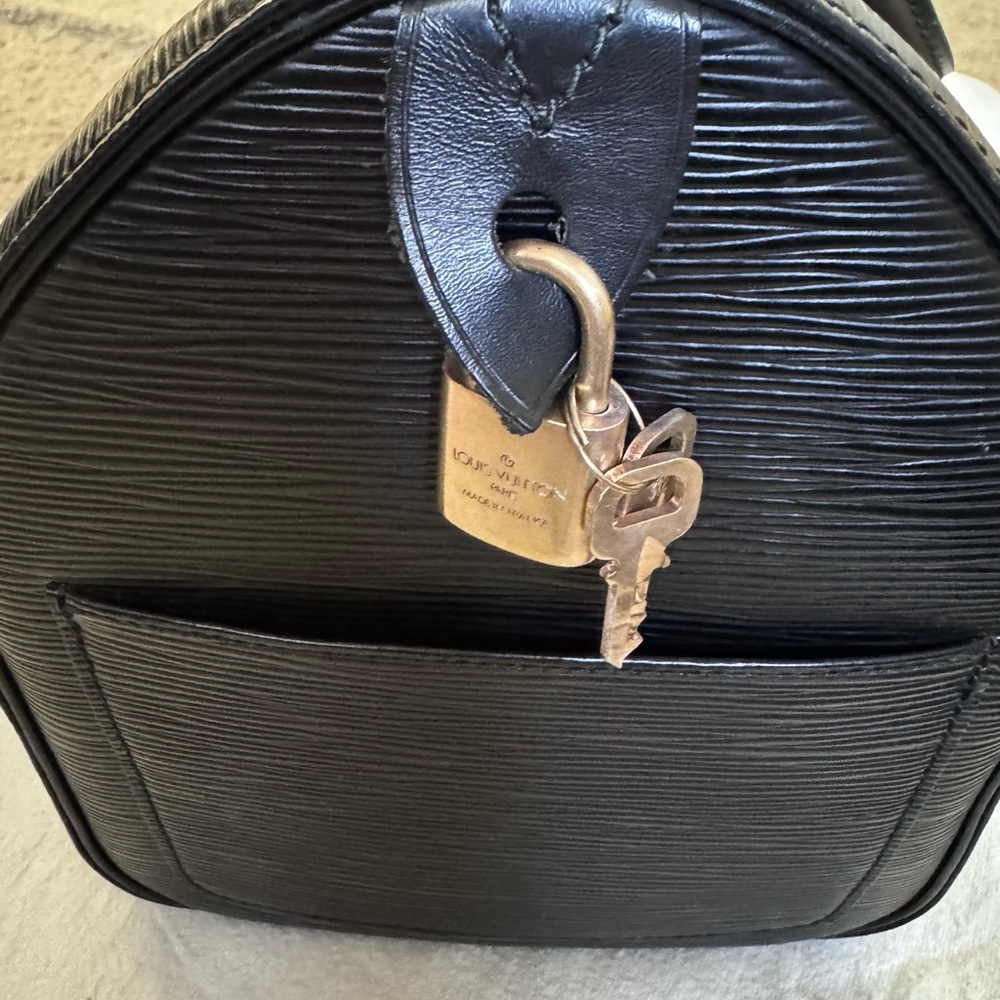Louis Vuitton Speedy 35 in classic Black Epi leather. - Picture 9 of 11